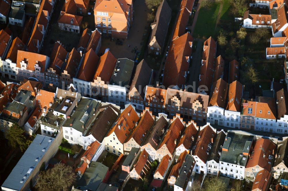 Lübeck aus der Vogelperspektive: Wohngebiet einer Reihenhaus- Siedlung entlang der Glockengießerstraße im Ortsteil Altstadt in Lübeck im Bundesland Schleswig-Holstein, Deutschland