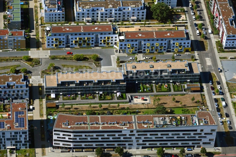 Luftbild Berlin - Wohngebiet einer Reihenhaus- Siedlung entlang der Katharina-Boll-Dornberger-Straße im Ortsteil Adlershof in Berlin, Deutschland