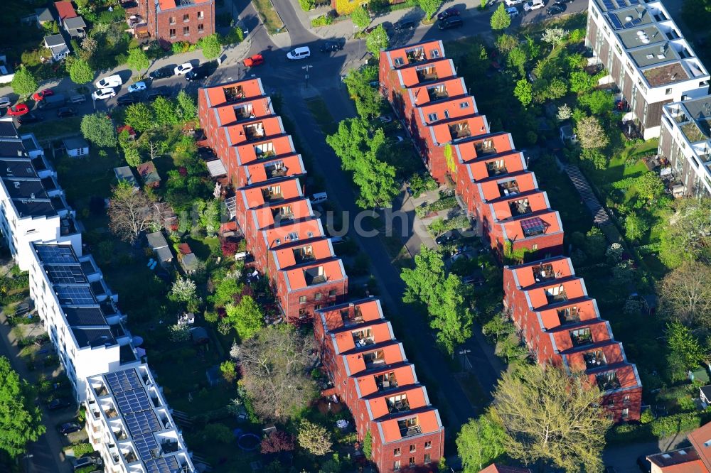 Luftaufnahme Berlin - Wohngebiet einer Reihenhaus- Siedlung entlang der Lina-Morgenstern-Straße im Ortsteil Rummelsburg in Berlin, Deutschland