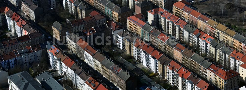 Leipzig von oben - Wohngebiet einer Reihenhaus- Siedlung entlang der Ludwigstraße im Ortsteil Volkmarsdorf in Leipzig im Bundesland Sachsen