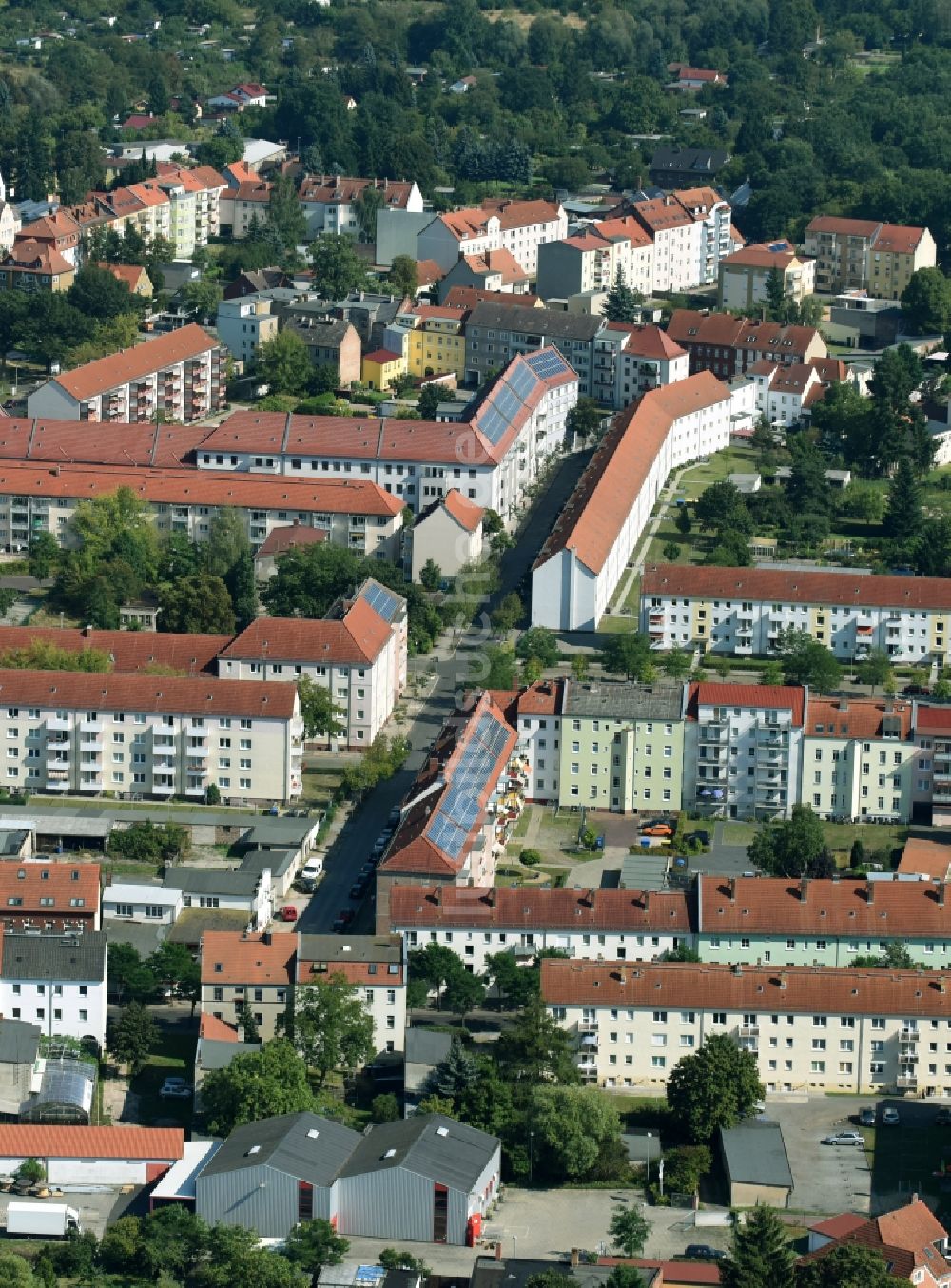 Luftbild Rathenow - Wohngebiet einer Reihenhaus- Siedlung entlang der Potsdamer Straße in Rathenow im Bundesland Brandenburg