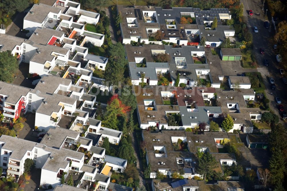 Luftbild Berlin - Wohngebiet einer Reihenhaus- Siedlung Grethe-Weiser-Weg - Kranzallee - Tapiauer Allee im Ortsteil Charlottenburg in Berlin, Deutschland