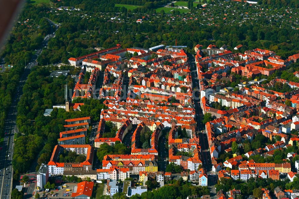 Hannover aus der Vogelperspektive: Wohngebiet einer Reihenhaus- Siedlung in Hannover im Bundesland Niedersachsen, Deutschland