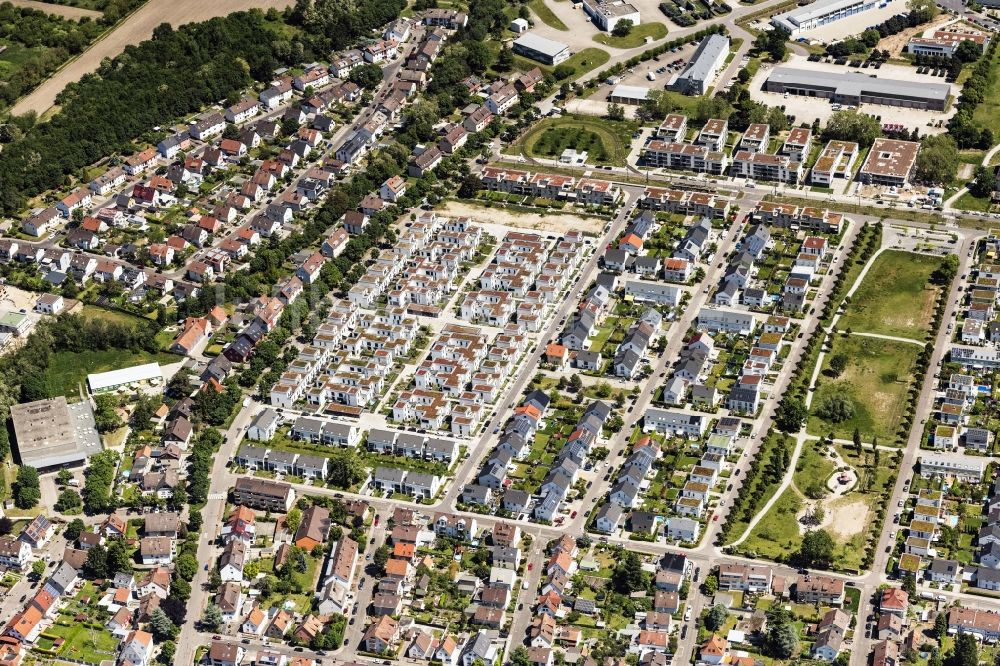 Luftaufnahme Karlsruhe - Wohngebiet einer Reihenhaus- Siedlung in Karlsruhe im Bundesland Baden-Württemberg, Deutschland