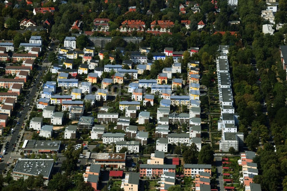 Luftaufnahme Berlin - Wohngebiet einer Reihenhaus- Siedlung Lausanner Straße - Altdorfer Straße im Ortsteil Lichterfelde in Berlin