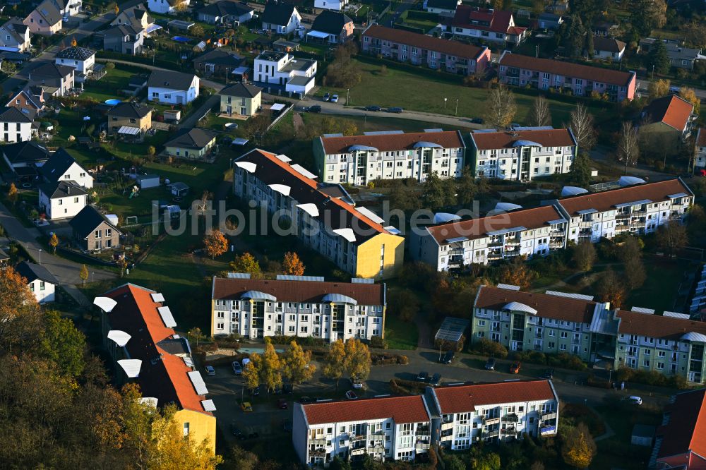 Luftbild Fredersdorf-Vogelsdorf - Wohngebiet einer Reihenhaus- Siedlung an der Martin-Luther-Straße in Fredersdorf-Vogelsdorf im Bundesland Brandenburg
