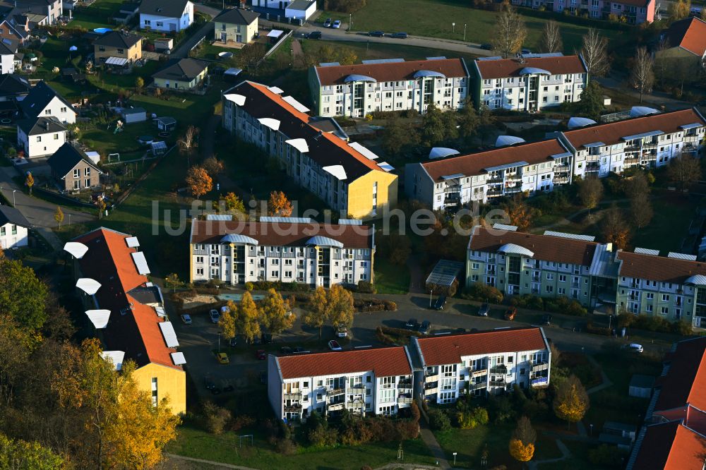 Luftaufnahme Fredersdorf-Vogelsdorf - Wohngebiet einer Reihenhaus- Siedlung an der Martin-Luther-Straße in Fredersdorf-Vogelsdorf im Bundesland Brandenburg