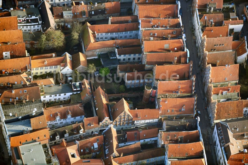 Luftaufnahme Lübeck - Wohngebiet einer Reihenhaus- Siedlung Mengstraße - Beckergrube im Ortsteil Altstadt in Lübeck im Bundesland Schleswig-Holstein, Deutschland