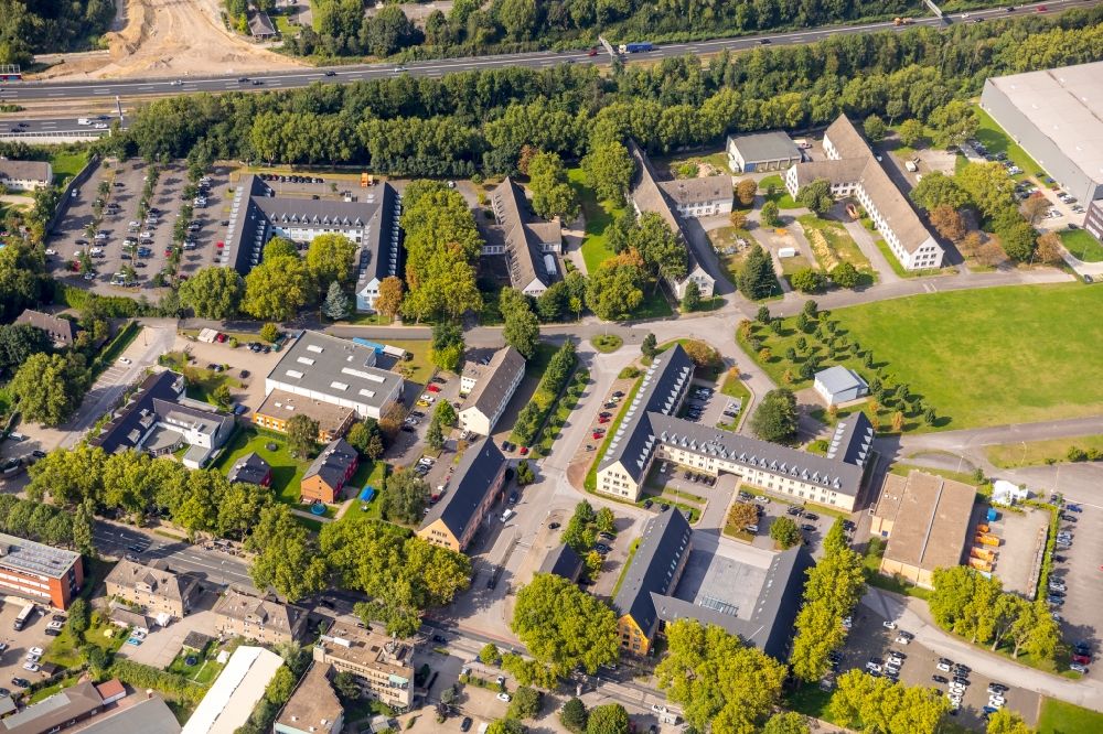 Luftbild Essen - Wohngebiet einer Reihenhaus- Siedlung neben dem Gebäude des Medizintechnikvertriebs der Roeser Medical GmbH in Essen im Bundesland Nordrhein-Westfalen, Deutschland