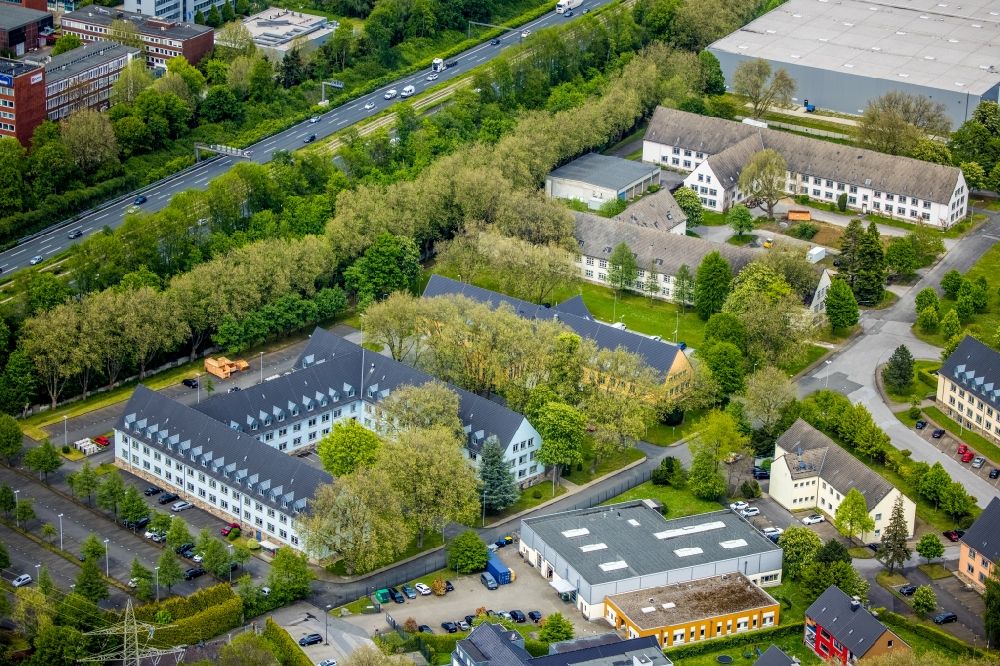 Luftbild Essen - Wohngebiet einer Reihenhaus- Siedlung neben dem Gebäude des Medizintechnikvertriebs der Roeser Medical GmbH in Essen im Bundesland Nordrhein-Westfalen, Deutschland