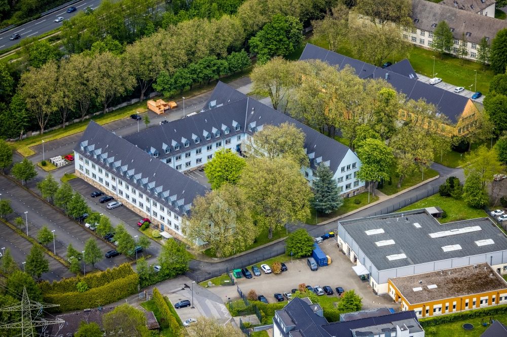 Luftaufnahme Essen - Wohngebiet einer Reihenhaus- Siedlung neben dem Gebäude des Medizintechnikvertriebs der Roeser Medical GmbH in Essen im Bundesland Nordrhein-Westfalen, Deutschland