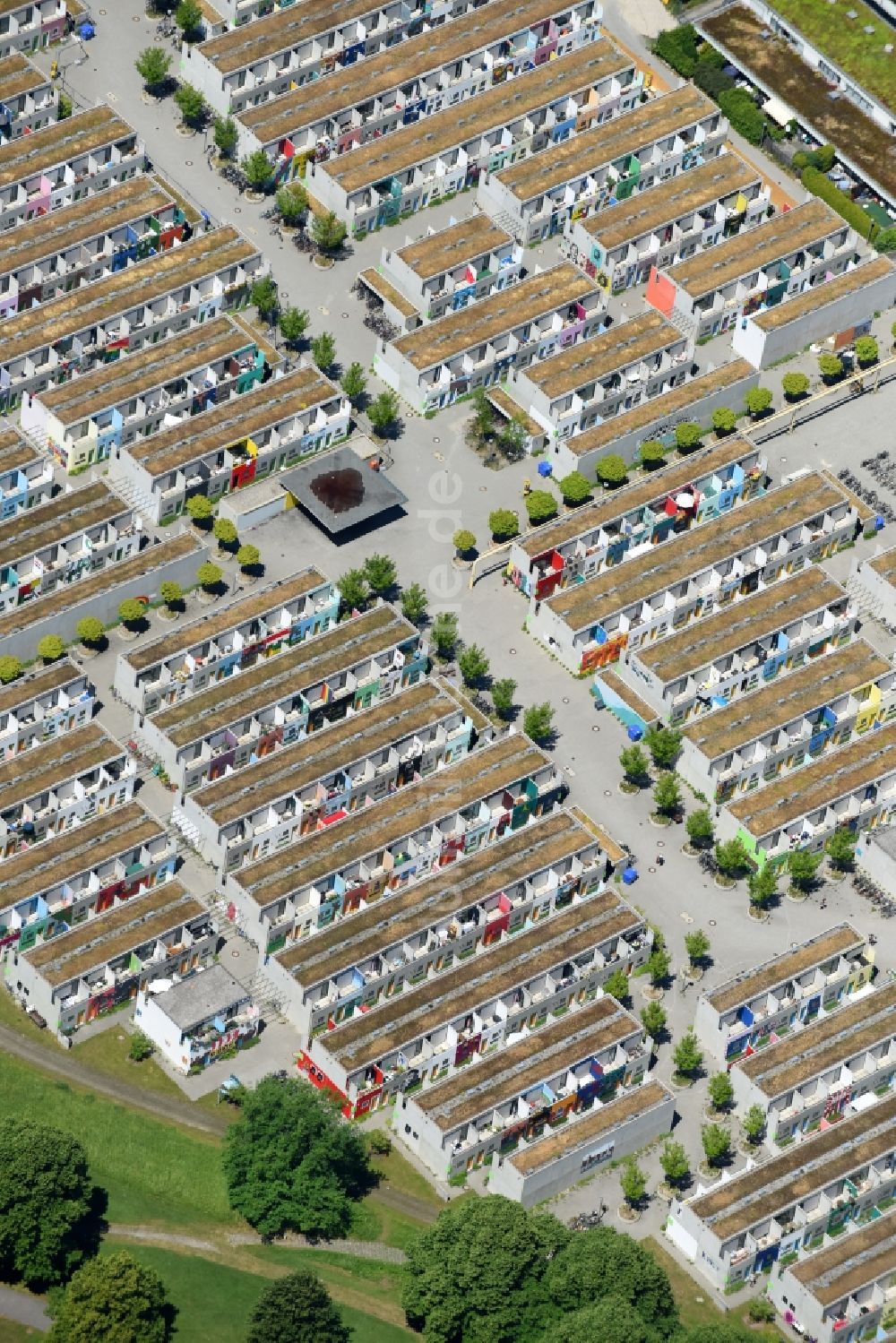 Luftbild München - Wohngebiet einer Reihenhaus- Siedlung am olympischen Dorf im Ortsteil Milbertshofen-Am Hart in München im Bundesland Bayern, Deutschland