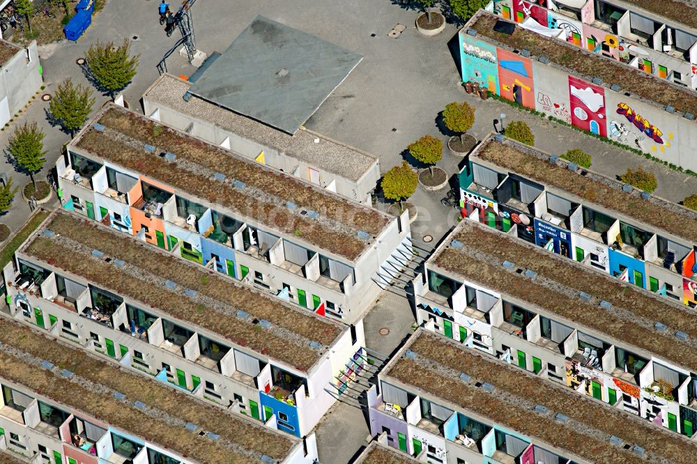 Luftbild München - Wohngebiet einer Reihenhaus- Siedlung am olympischen Dorf im Ortsteil Milbertshofen-Am Hart in München im Bundesland Bayern, Deutschland