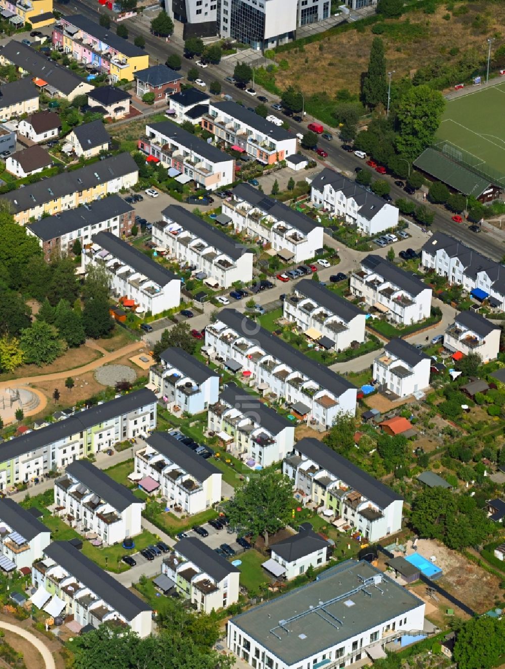 Luftbild Berlin - Wohngebiet einer Reihenhaus- Siedlung im Ortsteil Lichtenberg in Berlin, Deutschland