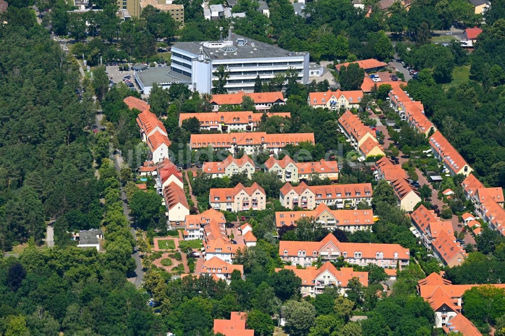 Luftbild Berlin - Wohngebiet einer Reihenhaus- Siedlung im Ortsteil Nikolassee in Berlin, Deutschland