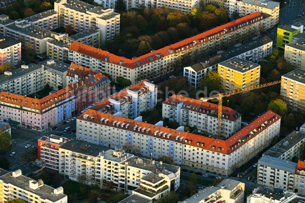 Luftaufnahme München - Wohngebiet einer Reihenhaus- Siedlung im Ortsteil Schwabing-West in München im Bundesland Bayern, Deutschland