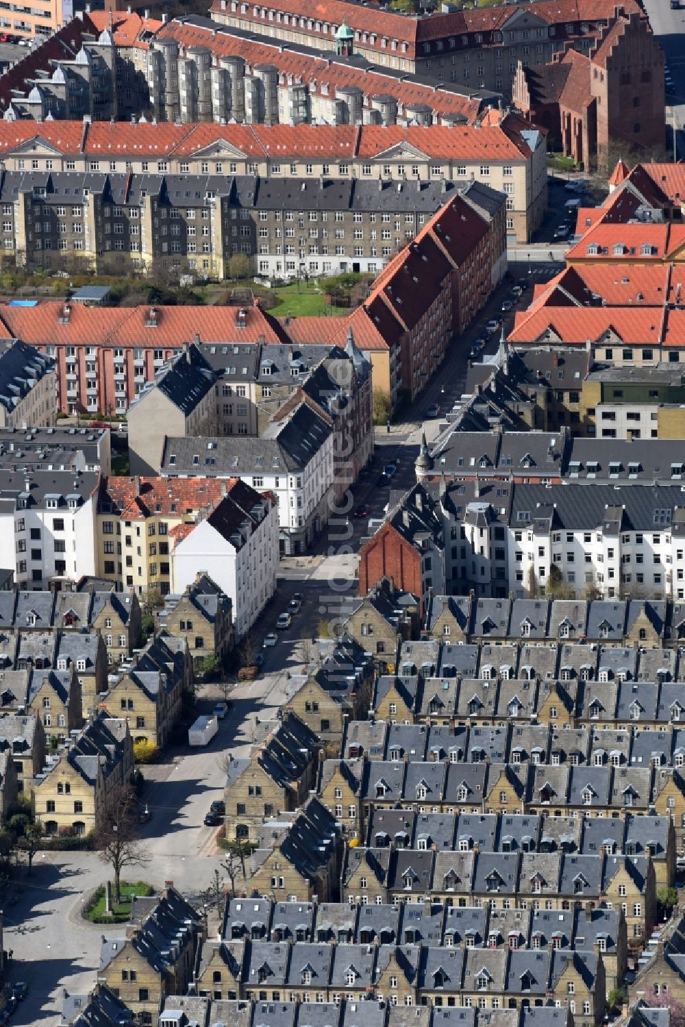 Kopenhagen aus der Vogelperspektive: Wohngebiet einer Reihenhaus- Siedlung Osterbrogade - Kildevaeldsgade in Kopenhagen in Region Hovedstaden, Dänemark
