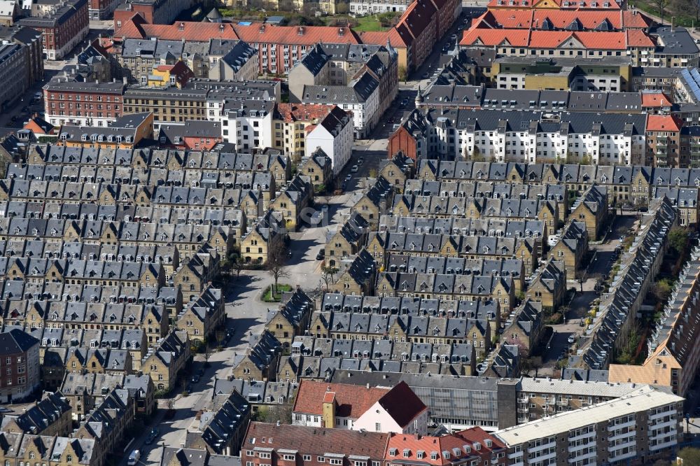 Luftaufnahme Kopenhagen - Wohngebiet einer Reihenhaus- Siedlung Osterbrogade - Kildevaeldsgade in Kopenhagen in Region Hovedstaden, Dänemark