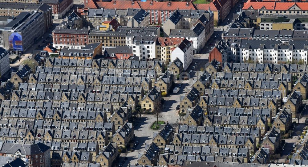Kopenhagen von oben - Wohngebiet einer Reihenhaus- Siedlung Osterbrogade - Kildevaeldsgade in Kopenhagen in Region Hovedstaden, Dänemark
