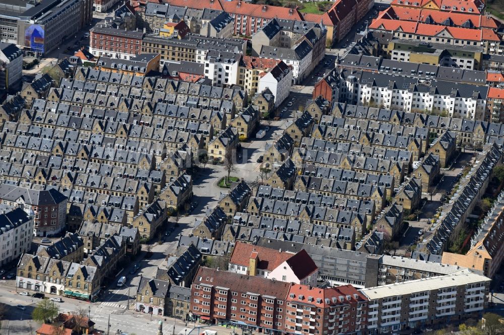 Kopenhagen aus der Vogelperspektive: Wohngebiet einer Reihenhaus- Siedlung Osterbrogade - Kildevaeldsgade in Kopenhagen in Region Hovedstaden, Dänemark