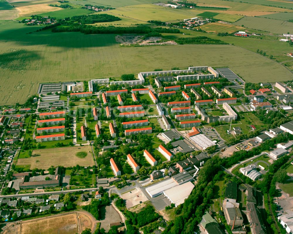 Riesa aus der Vogelperspektive: Wohngebiet einer Reihenhaus- Siedlung in Riesa im Bundesland Sachsen, Deutschland