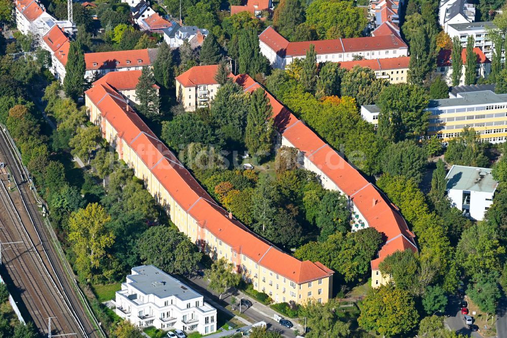 Luftbild Berlin - Wohngebiet einer Reihenhaus- Siedlung Das Schiff im Ortsteil Karlshorst in Berlin, Deutschland