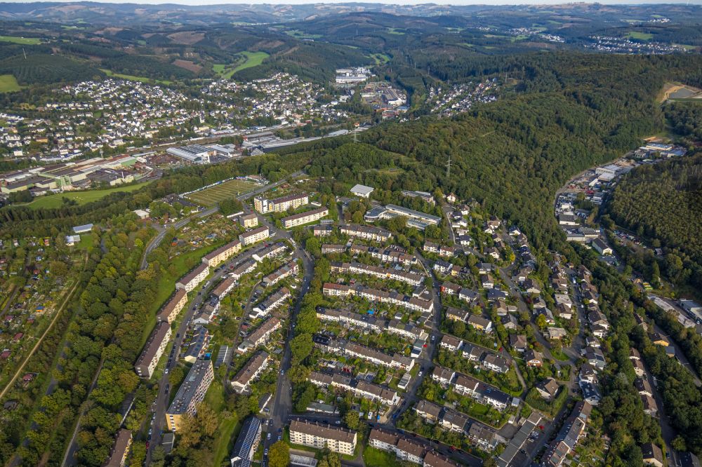 Siegen aus der Vogelperspektive: Wohngebiet einer Reihenhaus- Siedlung in Siegen im Bundesland Nordrhein-Westfalen