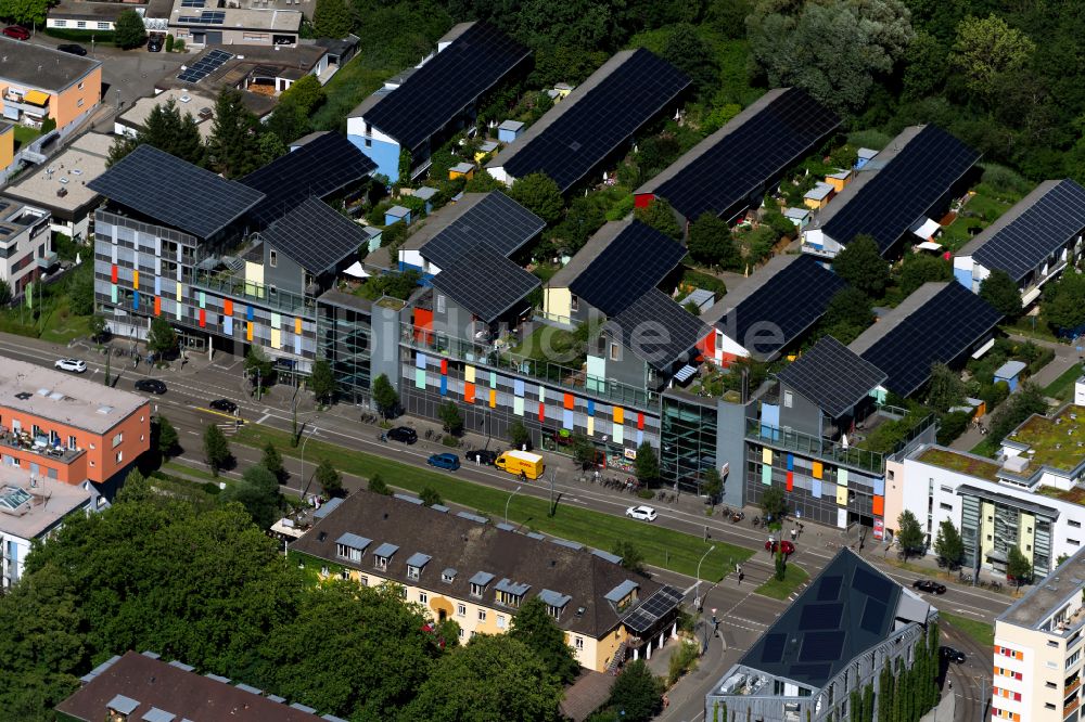 Luftbild Freiburg im Breisgau - Wohngebiet einer Reihenhaus- Siedlung Sonnenschiff mit Solardächer als Plusenergiehäuser in Freiburg im Breisgau im Bundesland Baden-Württemberg, Deutschland