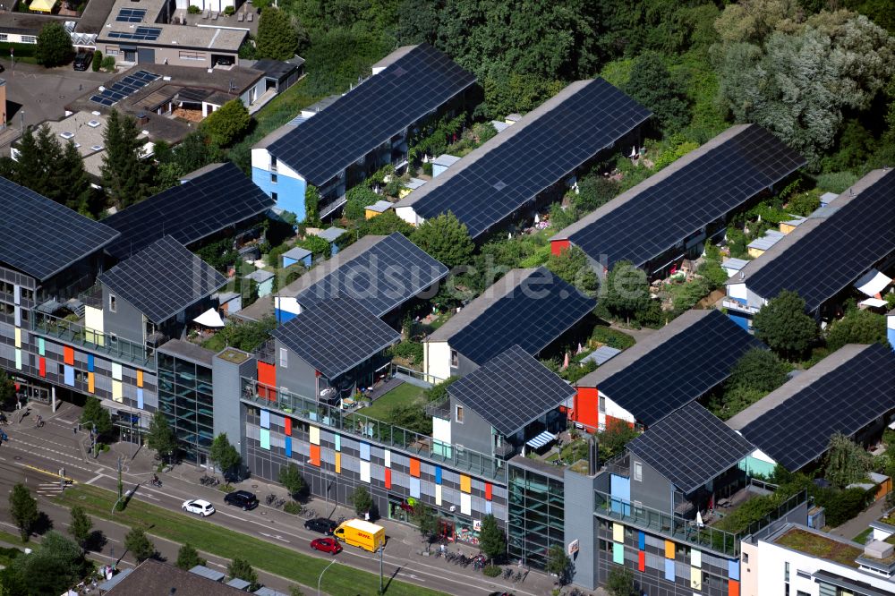 Luftaufnahme Freiburg im Breisgau - Wohngebiet einer Reihenhaus- Siedlung Sonnenschiff mit Solardächer als Plusenergiehäuser in Freiburg im Breisgau im Bundesland Baden-Württemberg, Deutschland