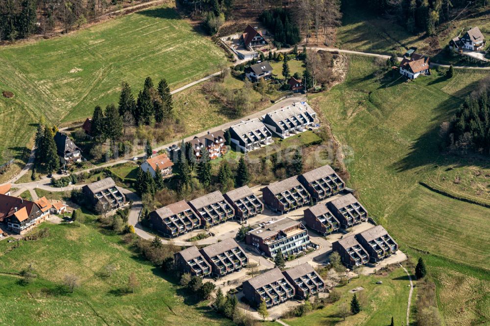 Sasbachwalden aus der Vogelperspektive: Wohngebiet einer Reihenhaus- Siedlung Terrassenpark Apartments in Sasbachwalden im Bundesland Baden-Württemberg, Deutschland