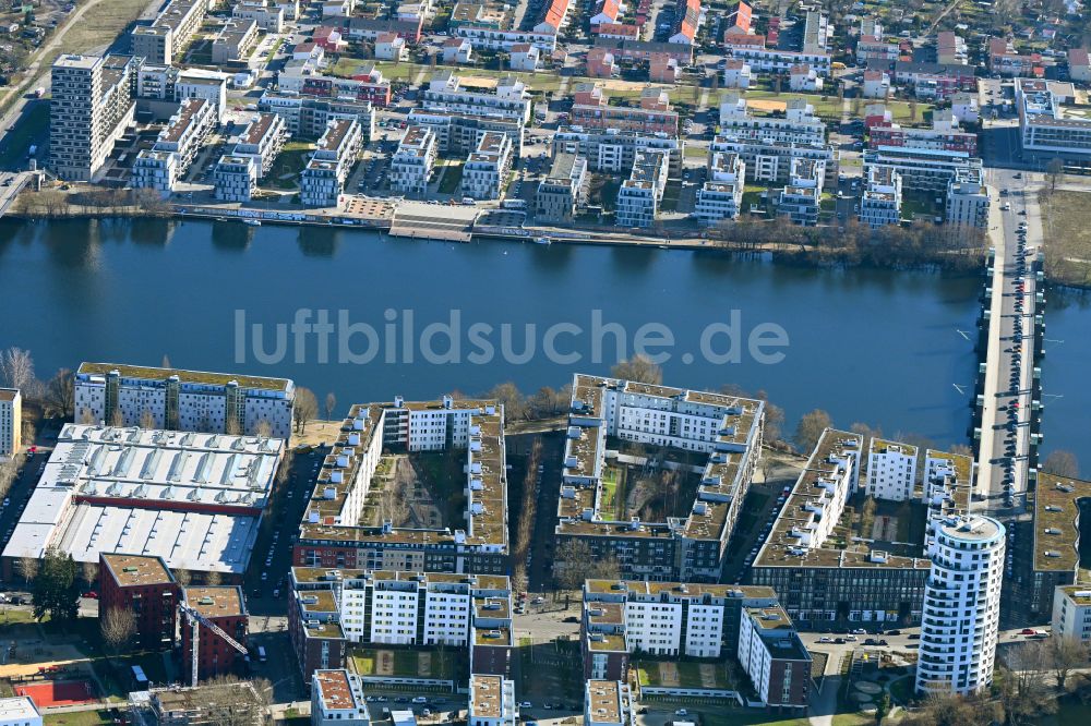 Luftaufnahme Berlin - Wohngebiet einer Reihenhaus- Siedlung am Ufer der Havel in Berlin, Deutschland