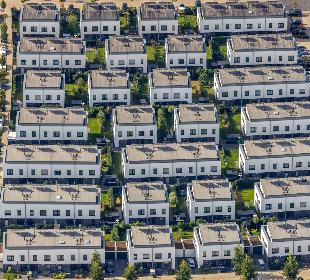 Luftbild Meerbusch - Wohngebiet einer Reihenhaus- Siedlung Unter der Mühle - Ruth-Niehaus-Straße in Meerbusch im Bundesland Nordrhein-Westfalen, Deutschland