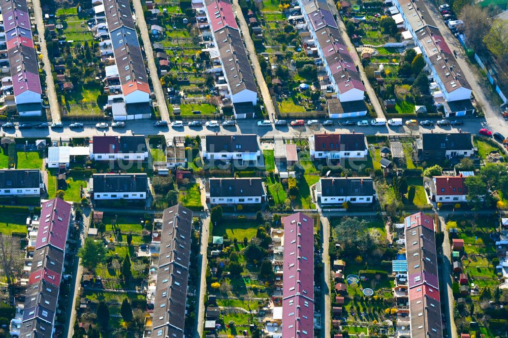 Luftaufnahme Berlin - Wohngebiet einer Reihenhaus- Siedlung mit Vorgarten - Kleingartenanlagen im Ortsteil Haselhorst in Berlin, Deutschland