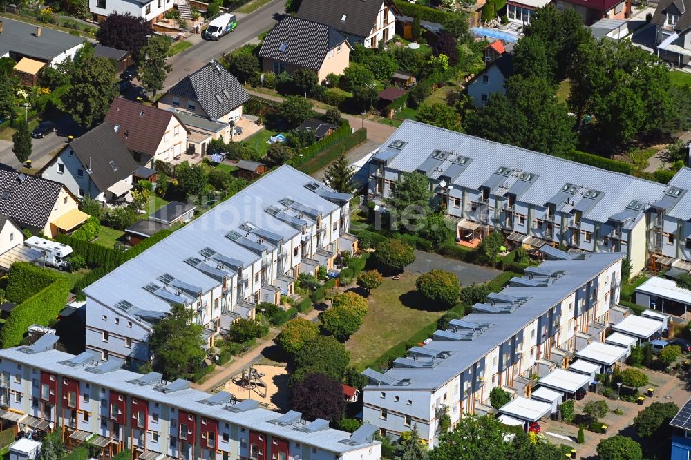 Luftbild Hennigsdorf - Wohngebiet einer Reihenhaus- Siedlung Waldrandsiedlung in Hennigsdorf im Bundesland Brandenburg, Deutschland