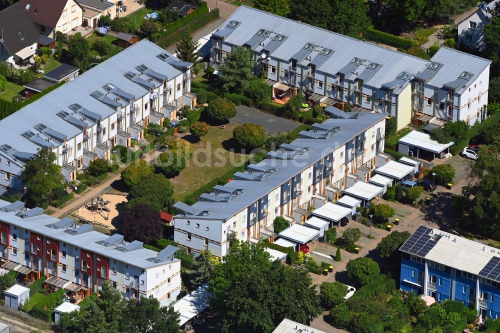 Luftaufnahme Hennigsdorf - Wohngebiet einer Reihenhaus- Siedlung Waldrandsiedlung in Hennigsdorf im Bundesland Brandenburg, Deutschland