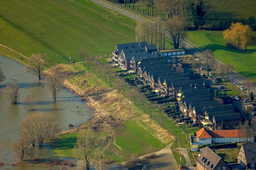 Luftaufnahme Rees - Wohngebiet einer Reihenhaus- Siedlung an der Wardstraße am Flussufer des Rhein- Hochwassers in Rees im Bundesland Nordrhein-Westfalen