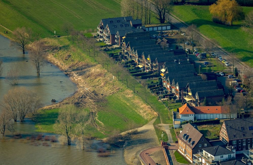 Rees von oben - Wohngebiet einer Reihenhaus- Siedlung an der Wardstraße am Flussufer des Rhein- Hochwassers in Rees im Bundesland Nordrhein-Westfalen