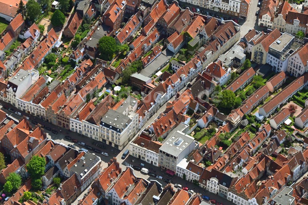Luftaufnahme Lübeck - Wohngebiet einer Reihenhaus- Siedlung zwischen Fischergrube und Engelsgrube in Lübeck im Bundesland Schleswig-Holstein, Deutschland