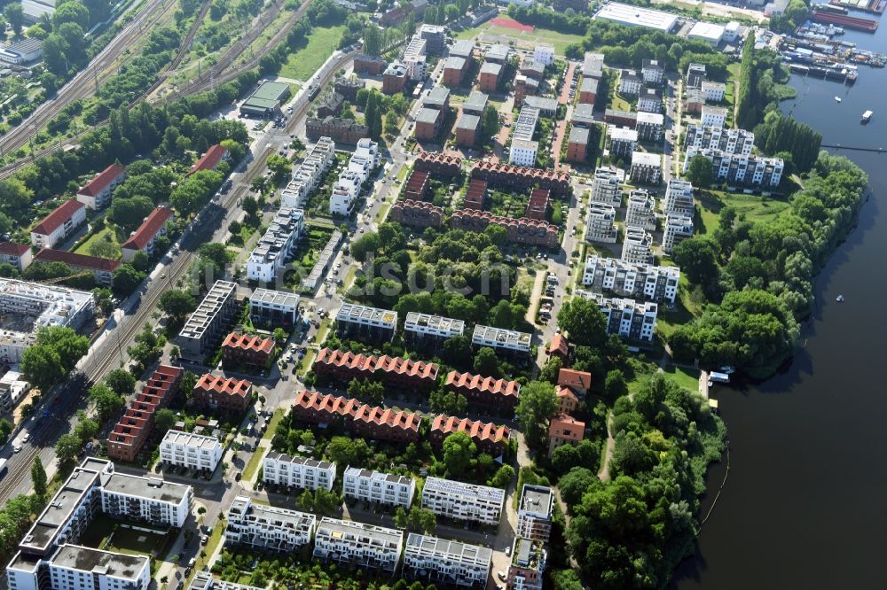 Luftaufnahme Berlin - Wohngebiet am Rummelsburger Ufer, ein Teil der Rummelsburger Bucht mit dem Rummelsburger See in Berlin