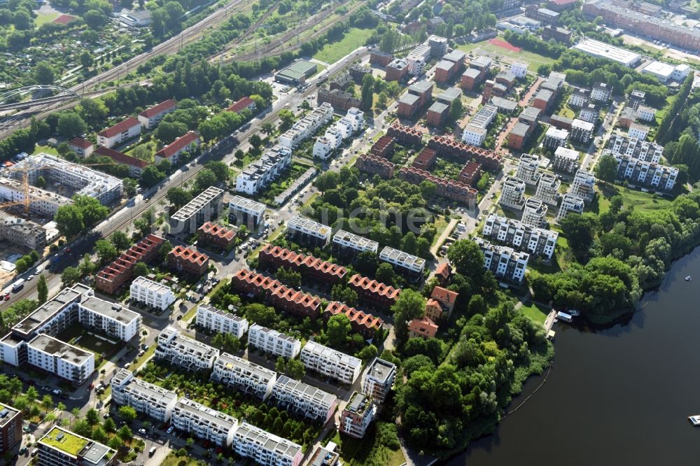 Berlin von oben - Wohngebiet am Rummelsburger Ufer, ein Teil der Rummelsburger Bucht mit dem Rummelsburger See in Berlin