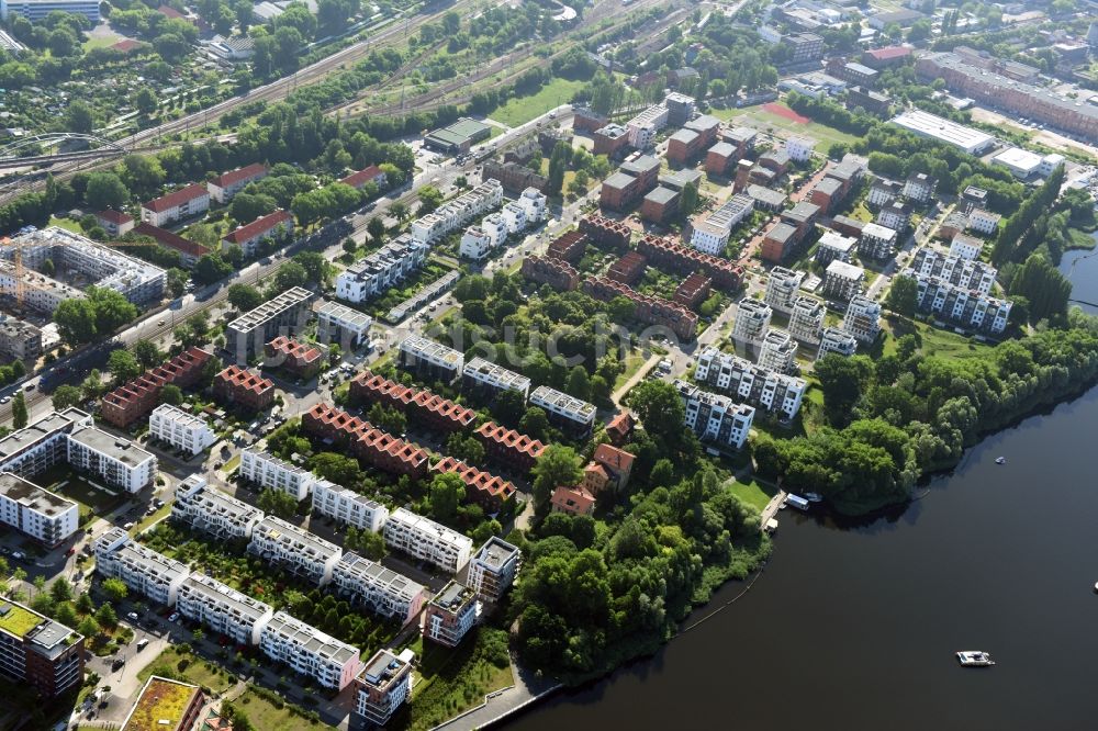 Berlin aus der Vogelperspektive: Wohngebiet am Rummelsburger Ufer, ein Teil der Rummelsburger Bucht mit dem Rummelsburger See in Berlin
