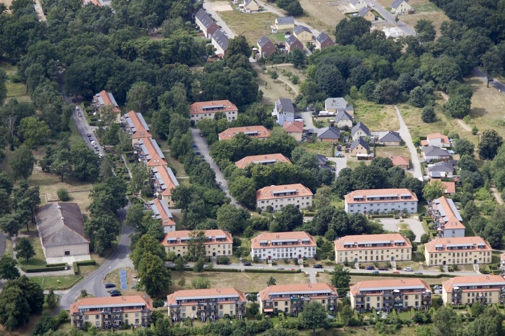 Wustermark OT Elstal von oben - Wohngebiet mit teilsanierten Wohnhäusern für Armeeangehörige der ehemaligen russischen Besatzungstruppen in Elstal im Bundesland Brandenburg