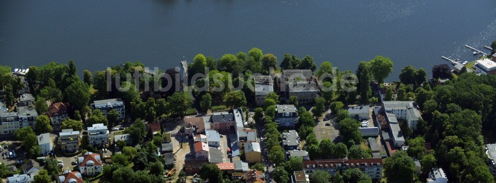 Luftbild Berlin - Wohngebiet am Ufer des Flusses Dahme im Ortsteil Grünau im Bezirk Treptow-Köpenick in Berlin