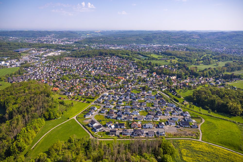 Arnsberg aus der Vogelperspektive: Wohngebiet am Waldrand in Arnsberg im Bundesland Nordrhein-Westfalen, Deutschland