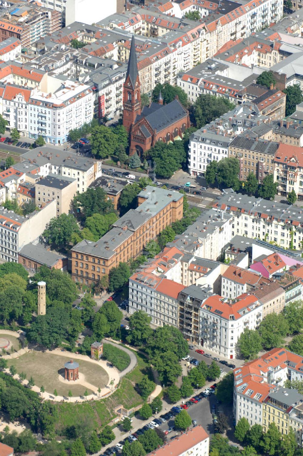 Luftaufnahme Berlin - Wohngebiet um den Wasserturm in Berlin-Prenzlauer Berg