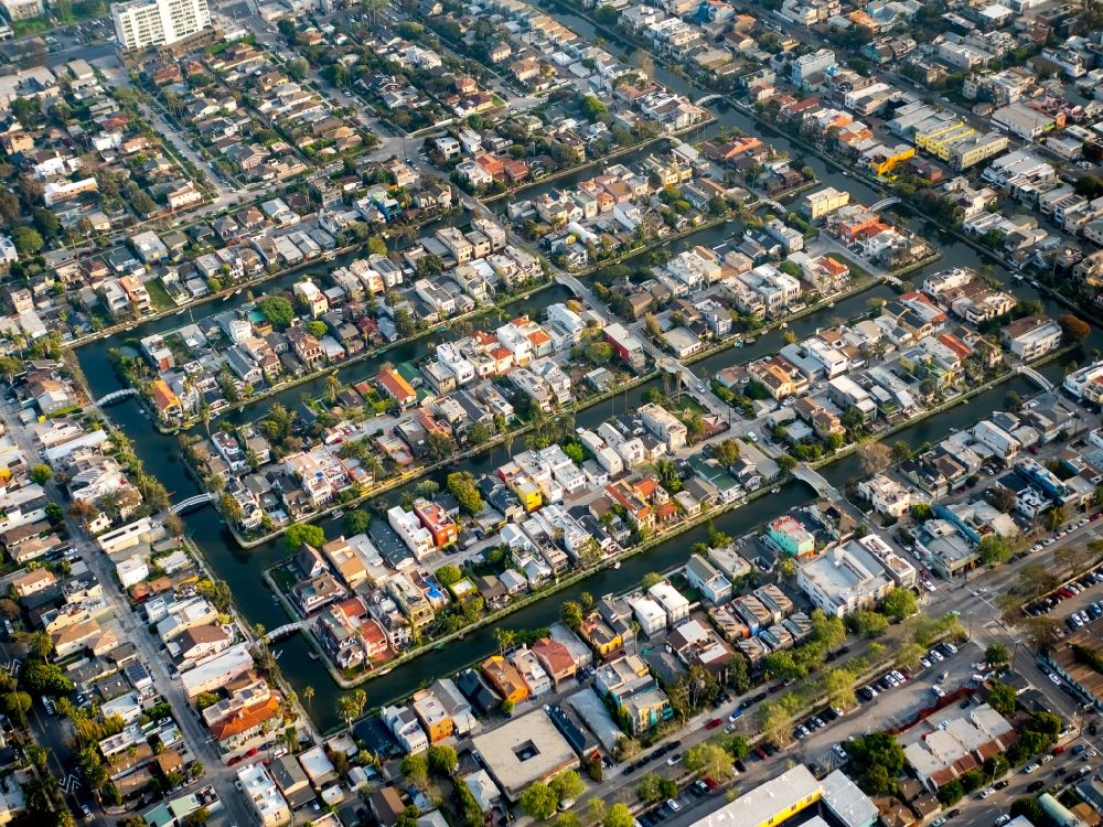 Los Angeles aus der Vogelperspektive: Wohngebiet zwischen Wasser- Kanälen im Ortsteil Venice in Los Angeles in Kalifornien, USA