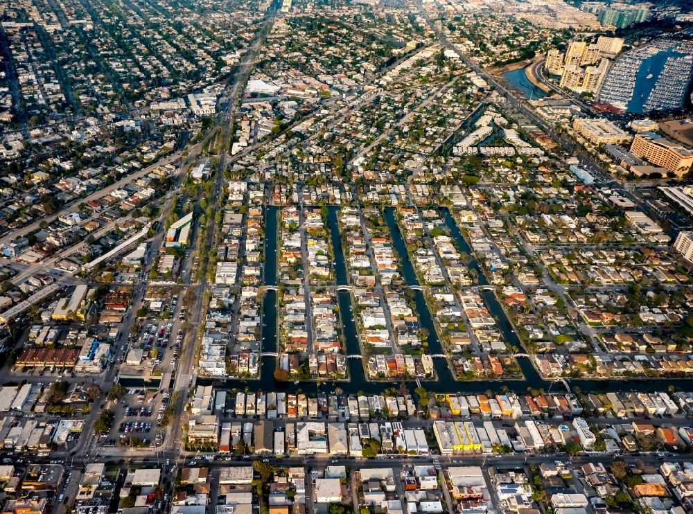 Luftbild Los Angeles - Wohngebiet zwischen Wasser- Kanälen im Ortsteil Venice in Los Angeles in Kalifornien, USA