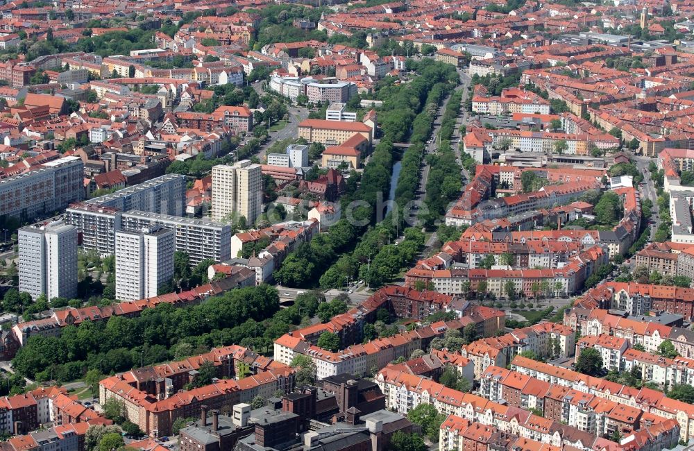 Luftbild Erfurt - Wohngebiete mit Mehrfamilienhäusern am Flutgraben in der Krämpfervorstadt am Krämpferufer und Stauffenbergallee in Erfurt in Thüringen