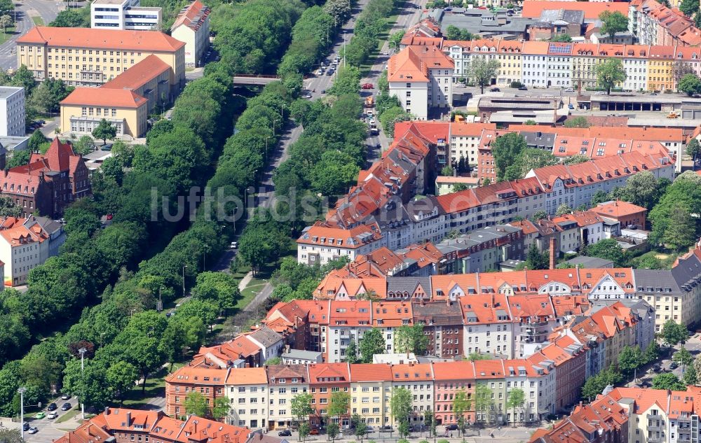 Luftaufnahme Erfurt - Wohngebiete mit Mehrfamilienhäusern am Flutgraben in der Krämpfervorstadt am Krämpferufer und Stauffenbergallee in Erfurt in Thüringen