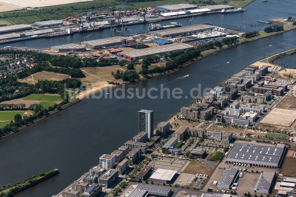 Luftaufnahme Bremen - Wohngebiets- und Gewerbeflächen am Flußlauf der Weser mit Holzhafen in Bremen, Deutschland